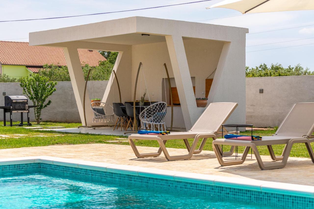 S&I Peaceful Holiday Home With Pool & Jacuzzi Galovac  Exterior foto