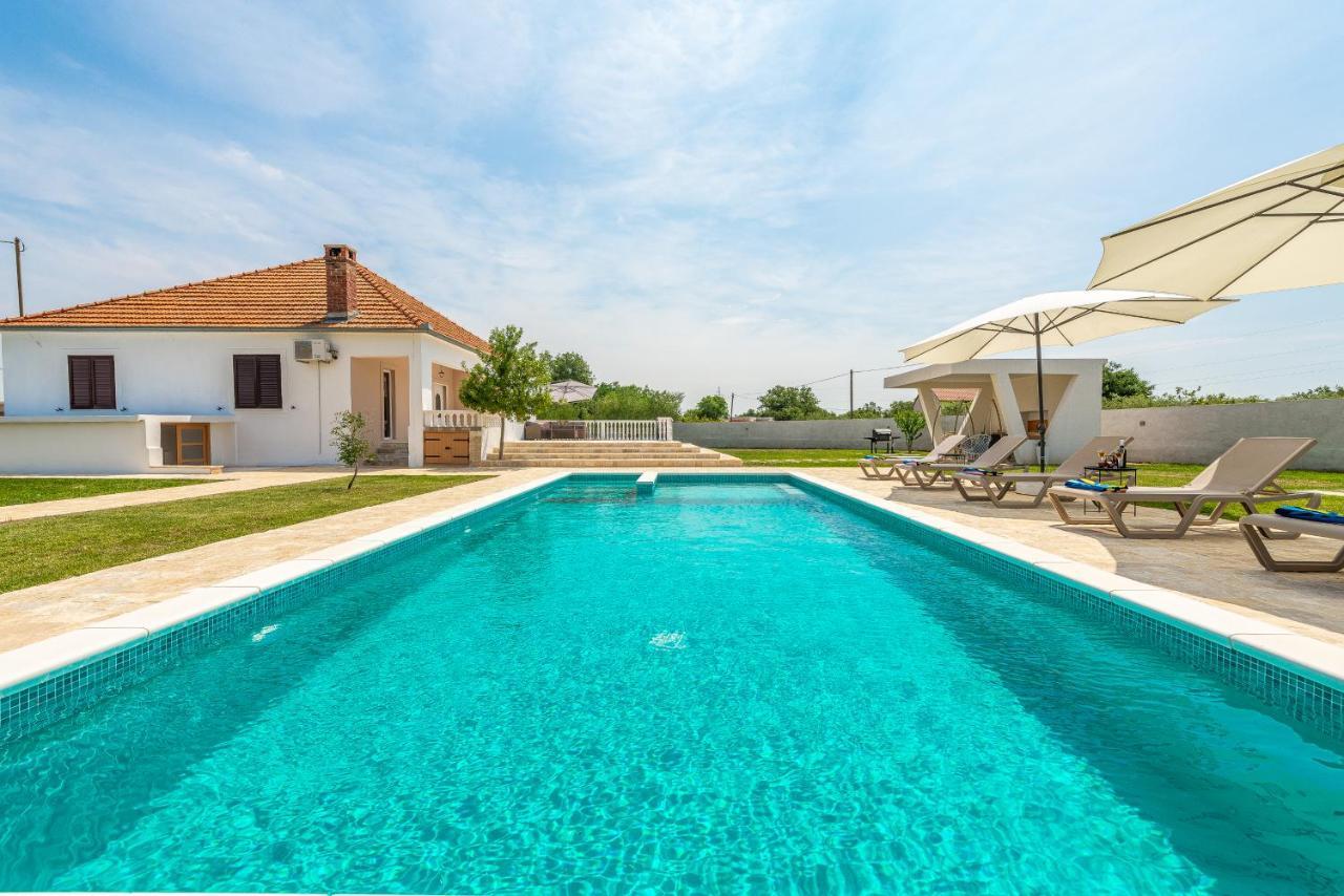S&I Peaceful Holiday Home With Pool & Jacuzzi Galovac  Exterior foto