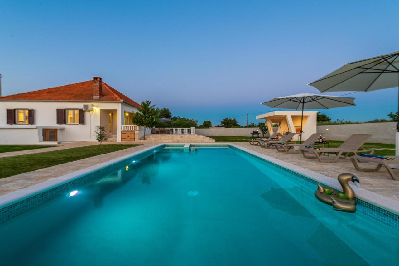 S&I Peaceful Holiday Home With Pool & Jacuzzi Galovac  Exterior foto