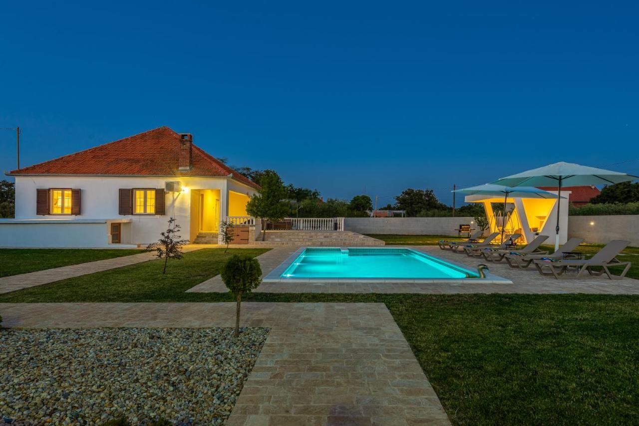 S&I Peaceful Holiday Home With Pool & Jacuzzi Galovac  Exterior foto