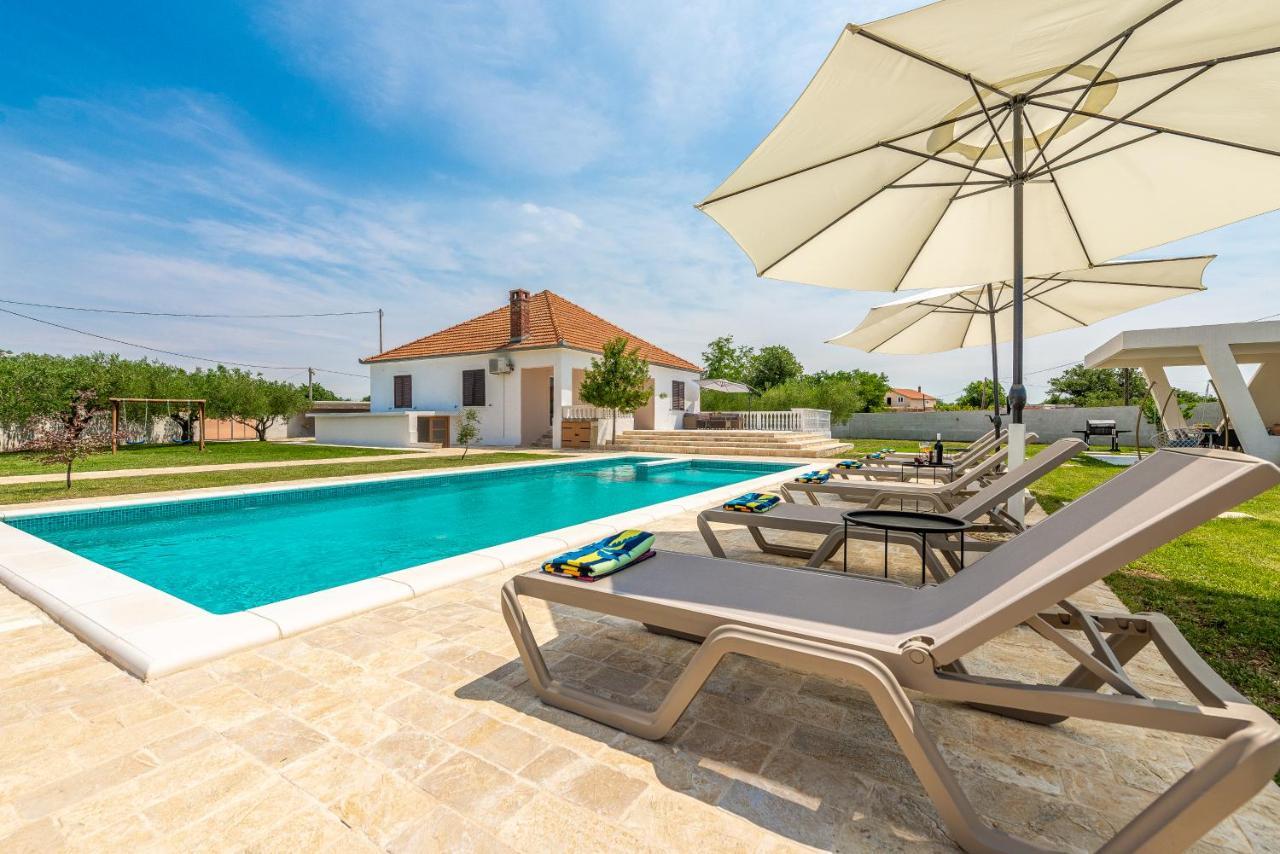 S&I Peaceful Holiday Home With Pool & Jacuzzi Galovac  Exterior foto